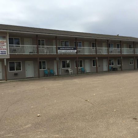Kacee'S Northern Suites Fort Nelson Exterior foto
